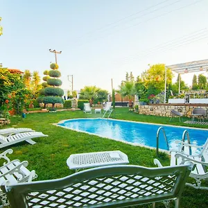 Amelie-private Pool Marathitis